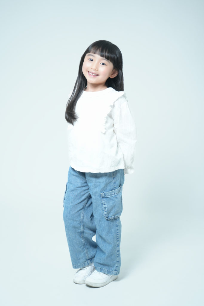 白いシャツにデニムのGパンの女の子