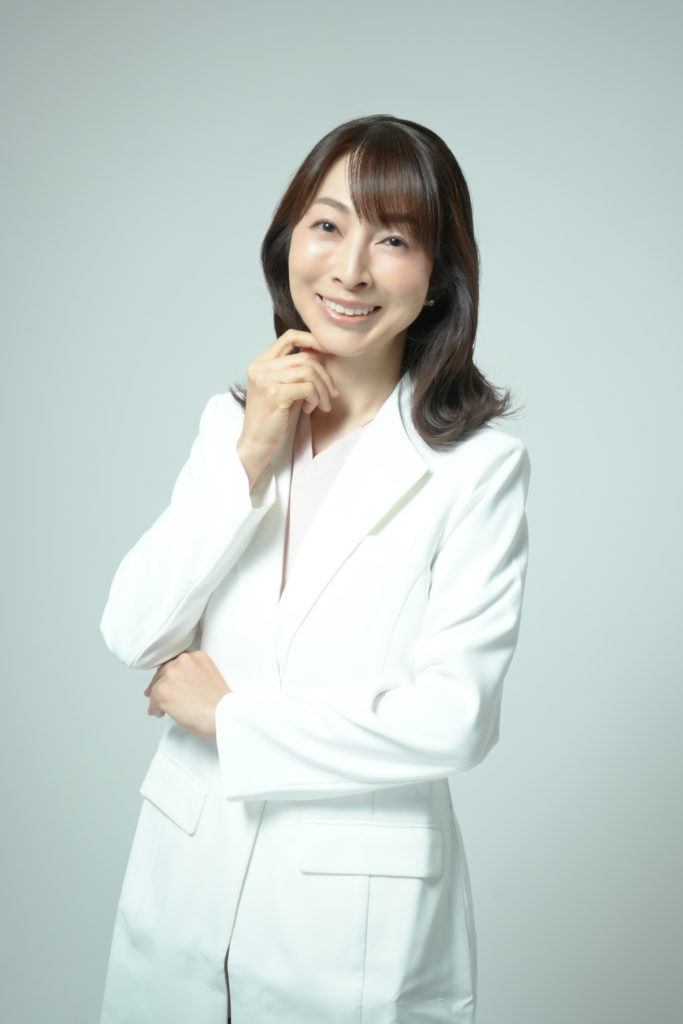 白衣を着た女医の写真