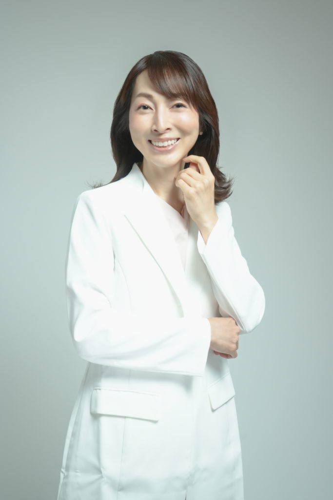 白衣を着た女医の写真