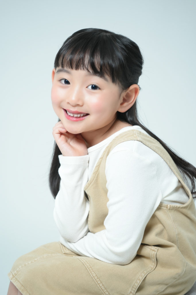 ベージュのワンピースを着た女の子の写真