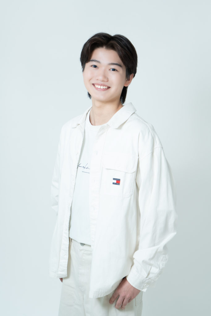 白い洋服を着た男性の写真
