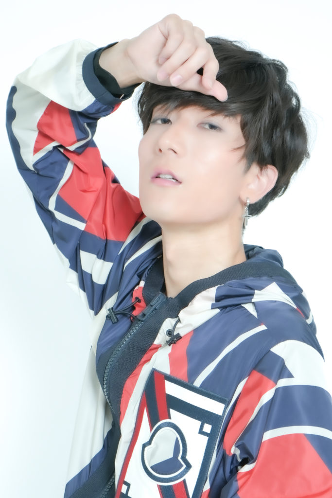 男性がおでこに手をかけている写真