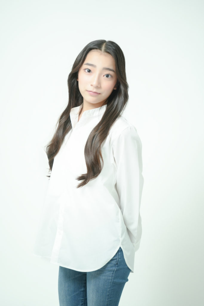 白いシャツにデニムを履いた少女