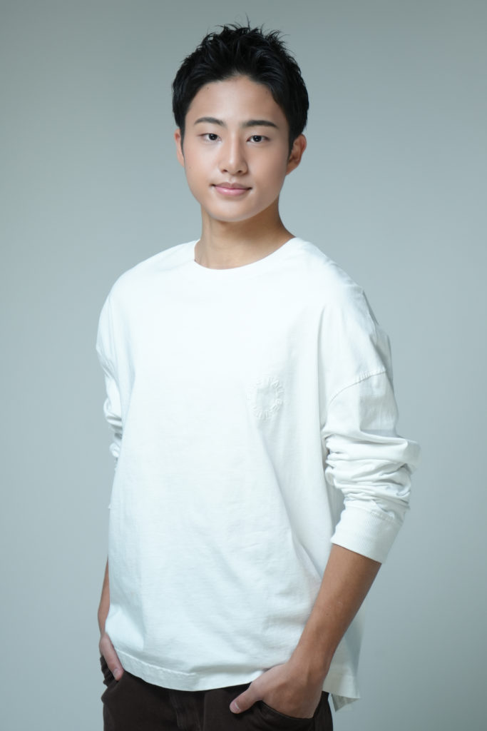 白いシャツを着た男性の写真