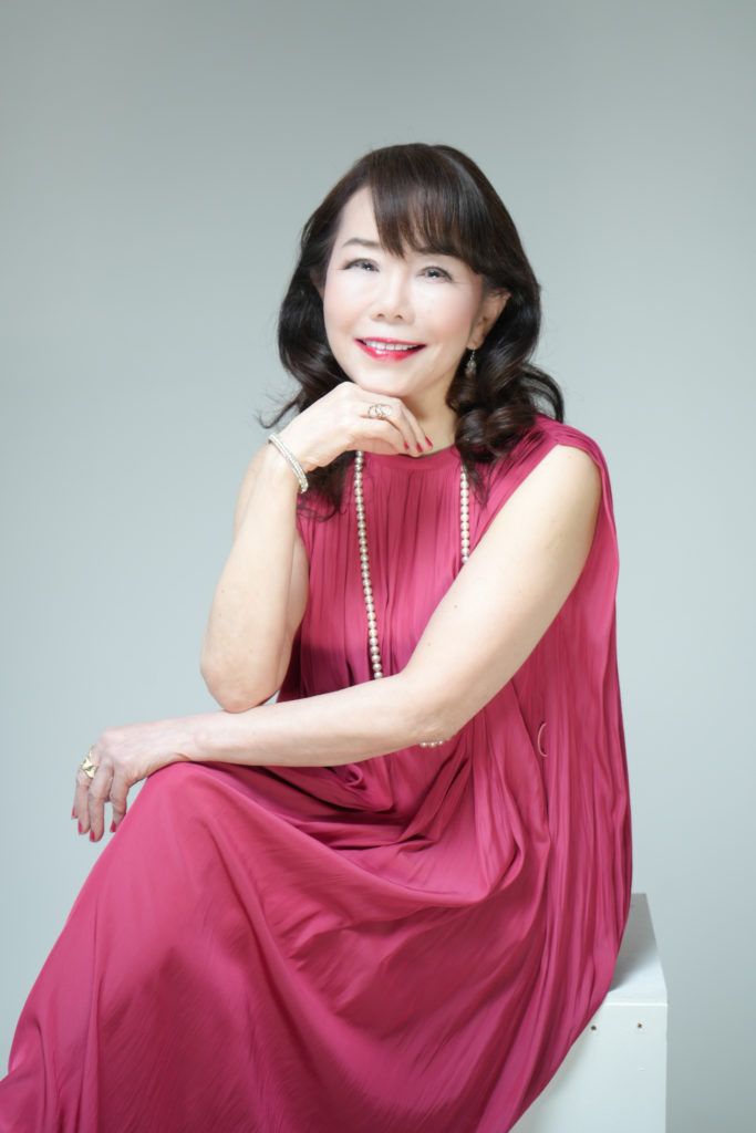ピンクのドレスを着た女性