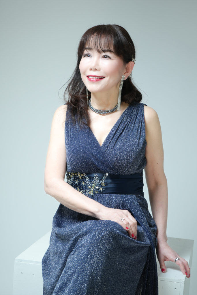 ネイビーのドレスを着た女性