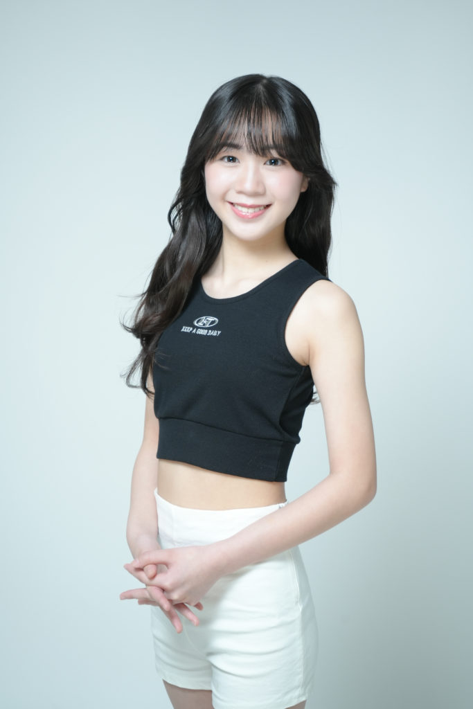 黒のタンクトップ姿の女性の写真