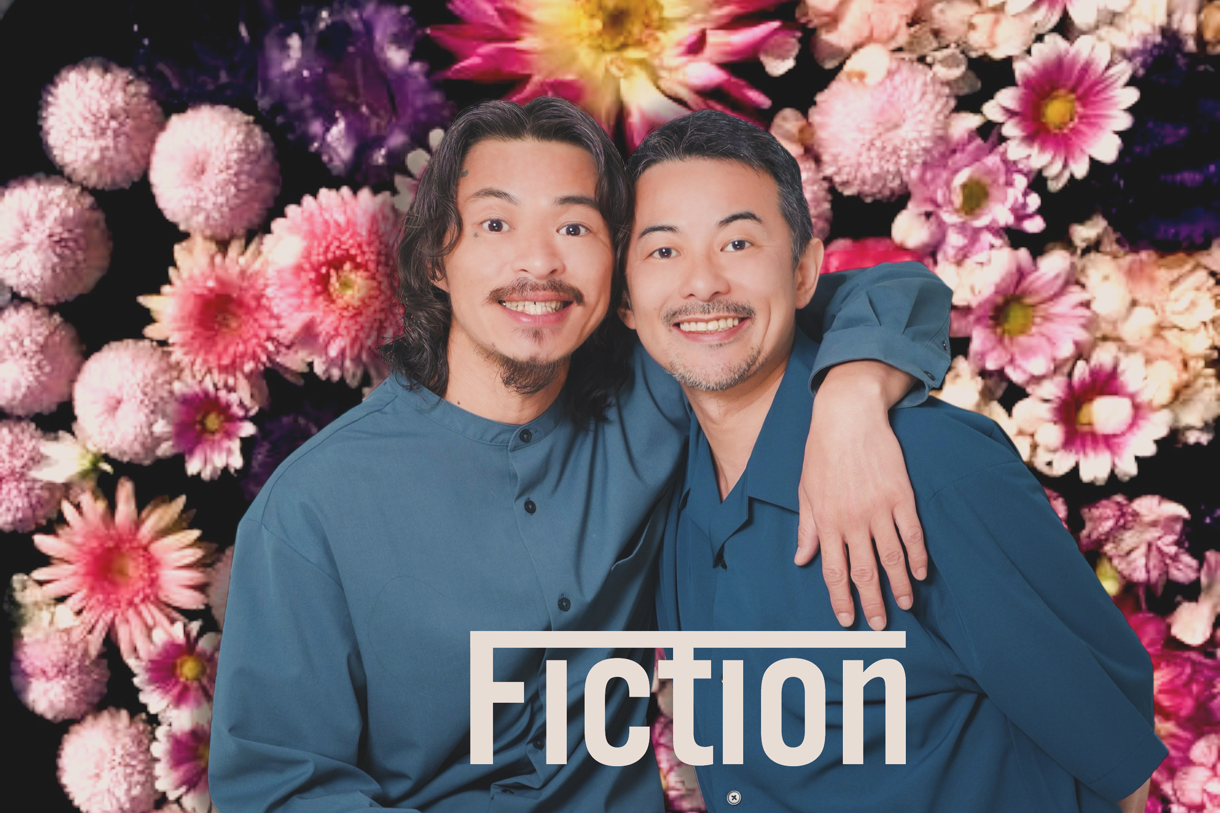 花の背景の前で肩を組むStudio Fictionのふたり