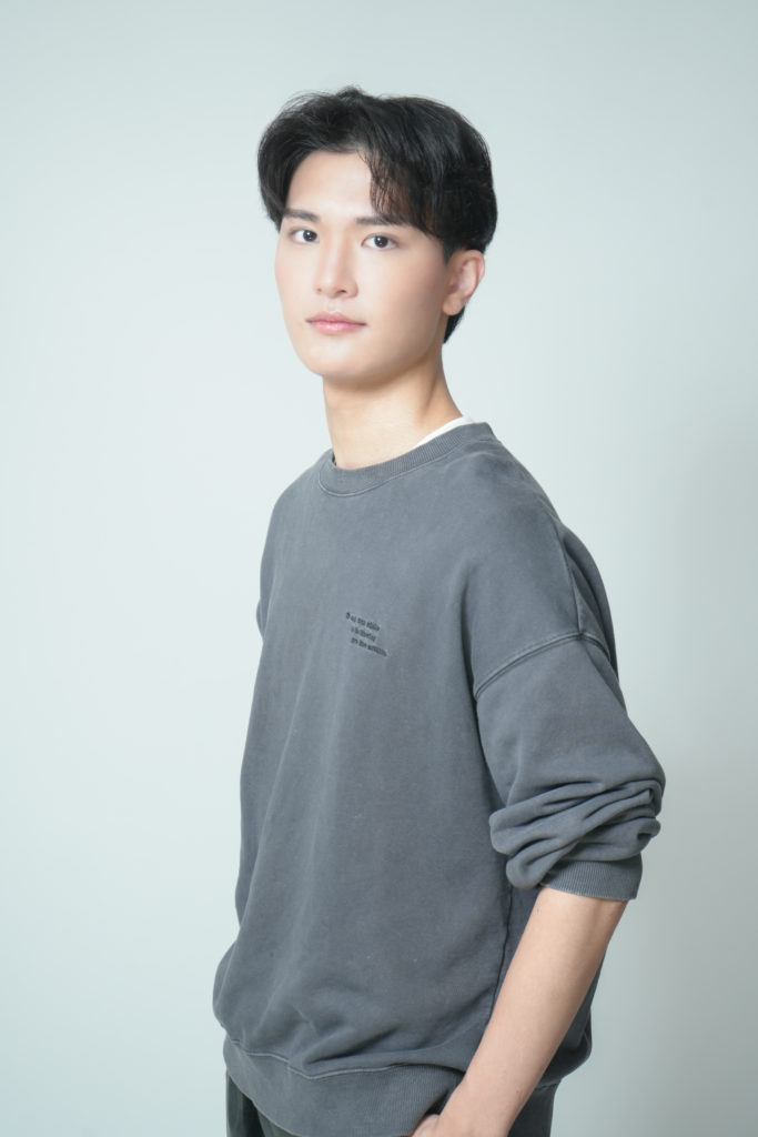 凛々しい男性が立っている写真m