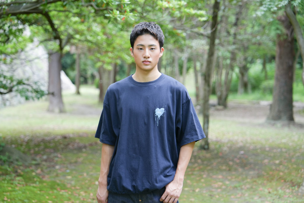森の中で男性が立っている写真