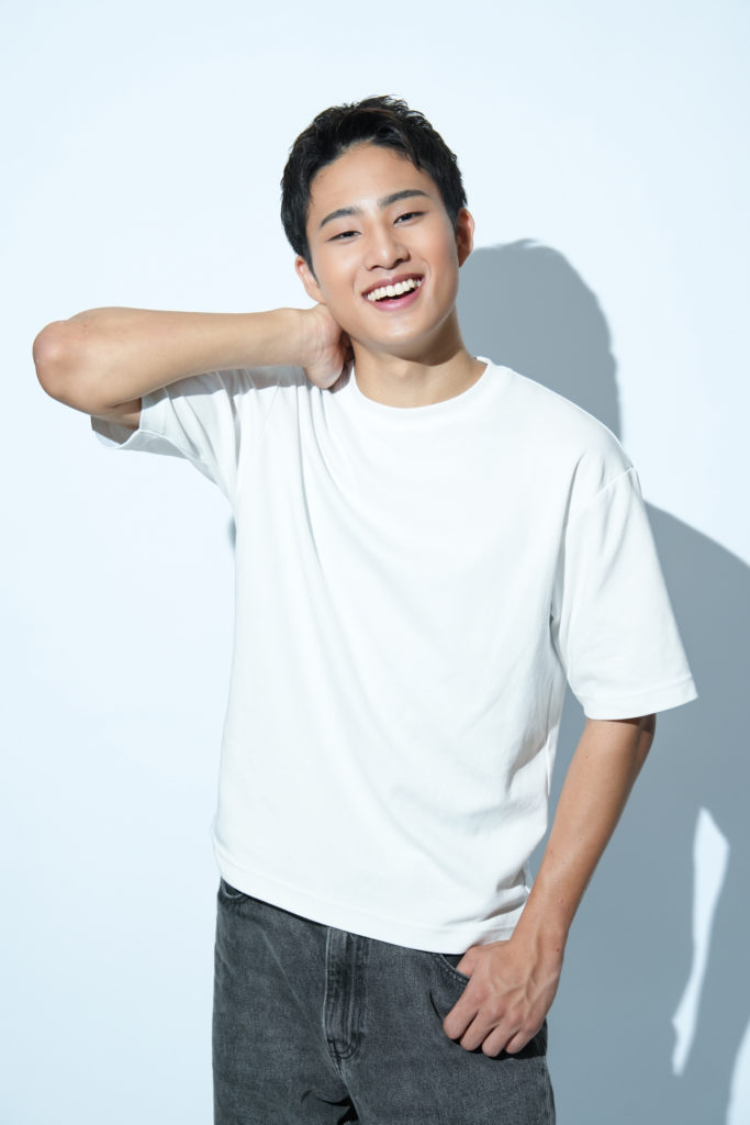 男性が笑顔で立っている写真