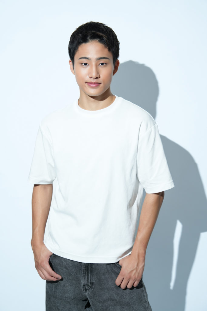 男性が笑顔で立っている写真