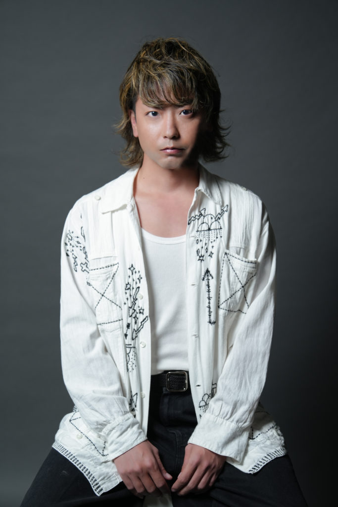 白シャツを着た男性が座っている