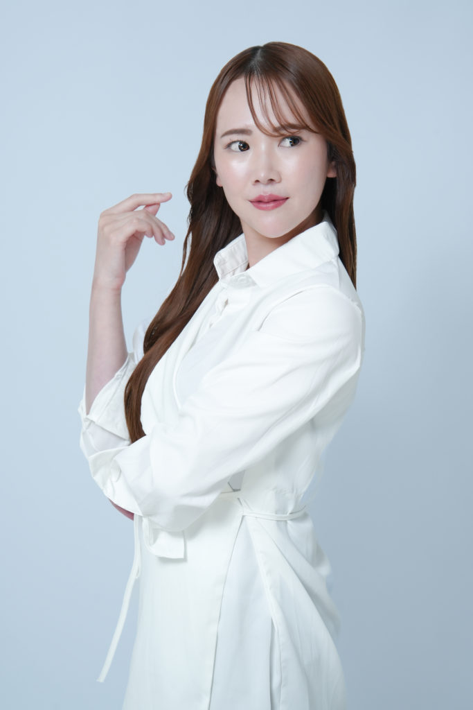 女性が腕を組んで目線を外している