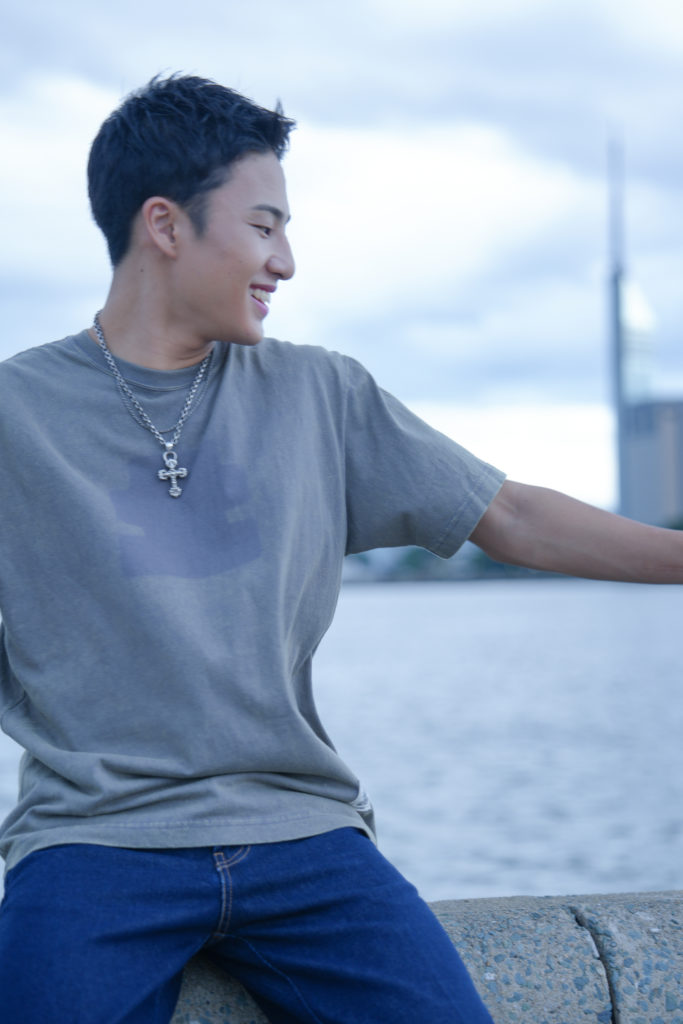 海辺で男の子が笑顔の写真