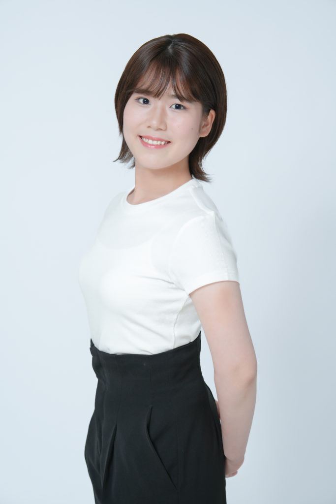 ショートカットの女性が笑っている