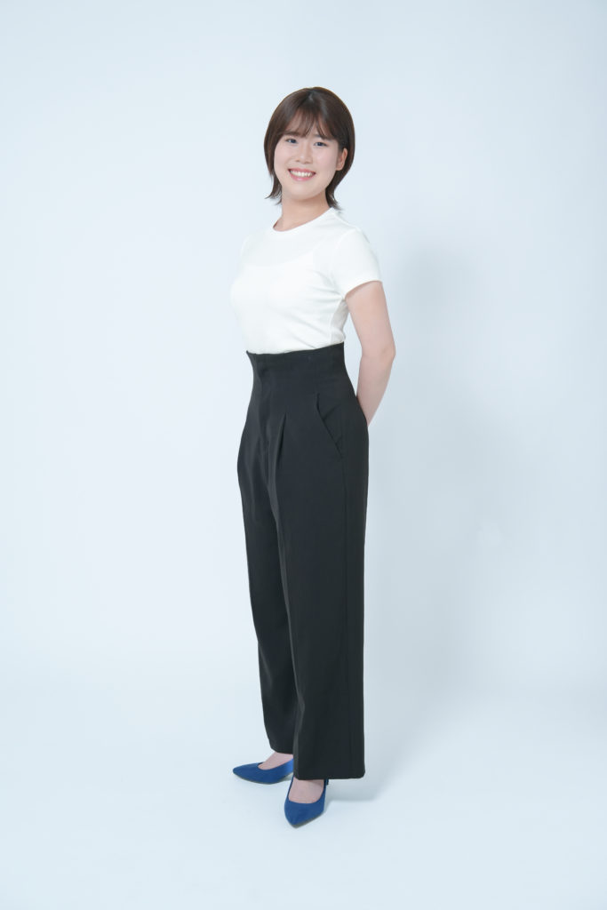 ショートカットの女性が立っている