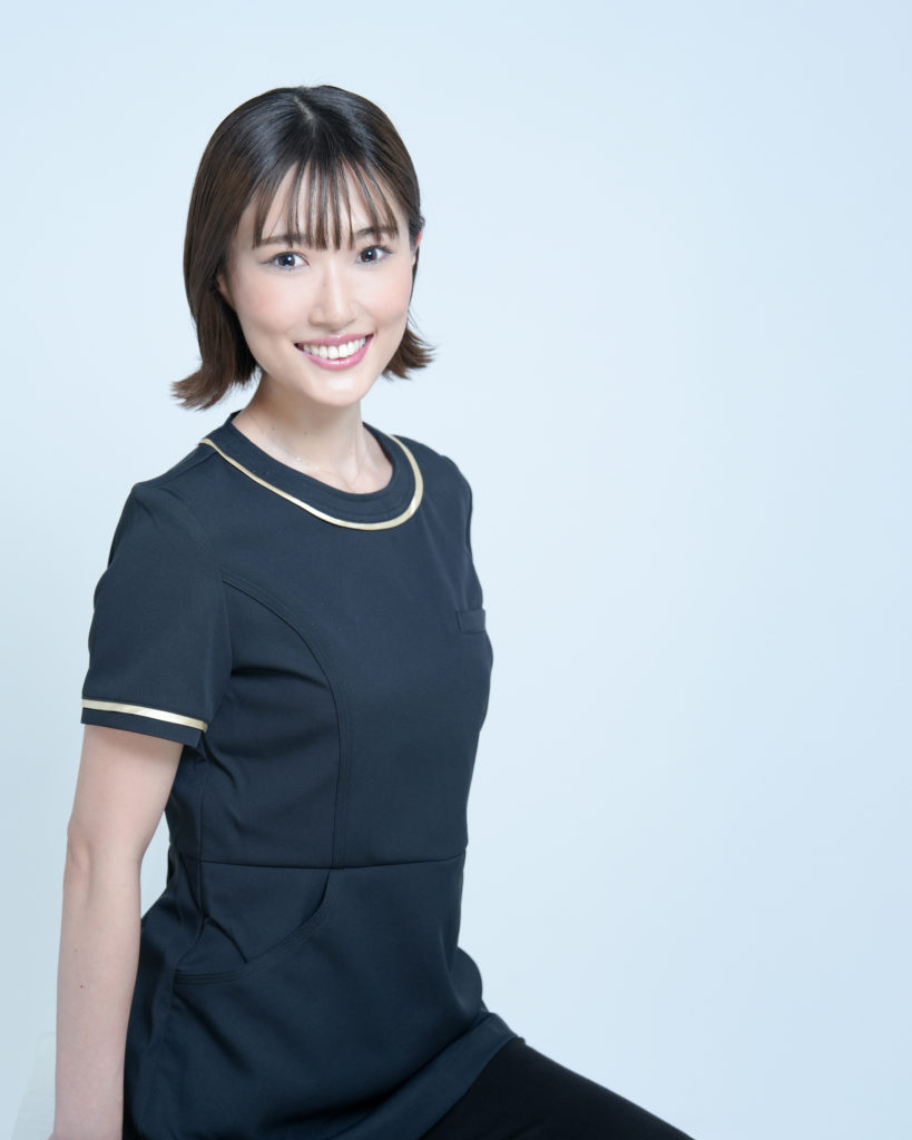 ショートカットんの女性笑顔です座っている