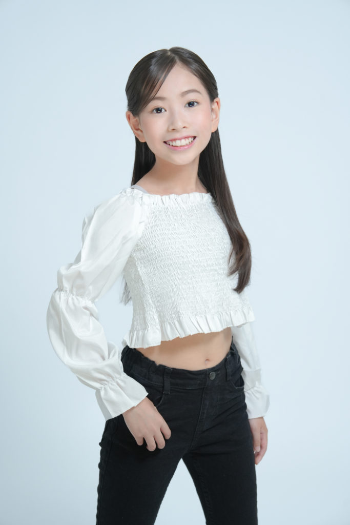 笑顔で立っている女の子