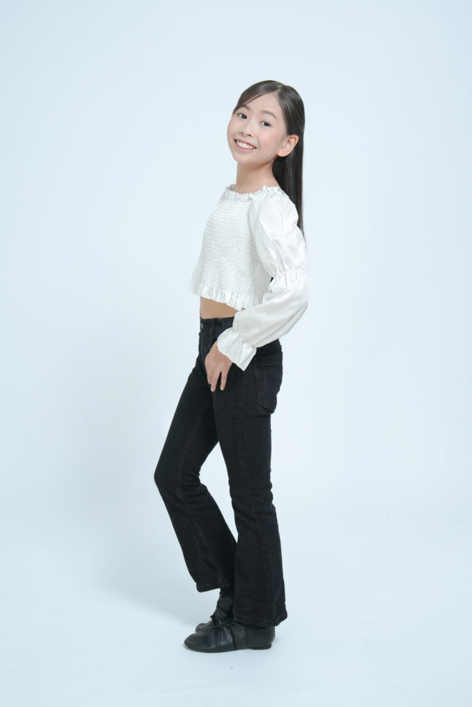 女の子の笑顔の全身写真