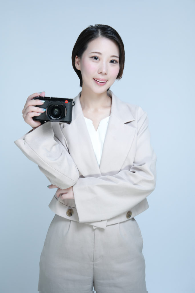 カメラを持って立っている女性