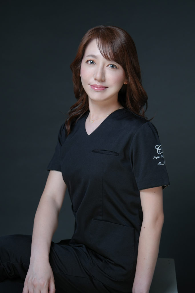 スクラブを着た女性ドクターの写真