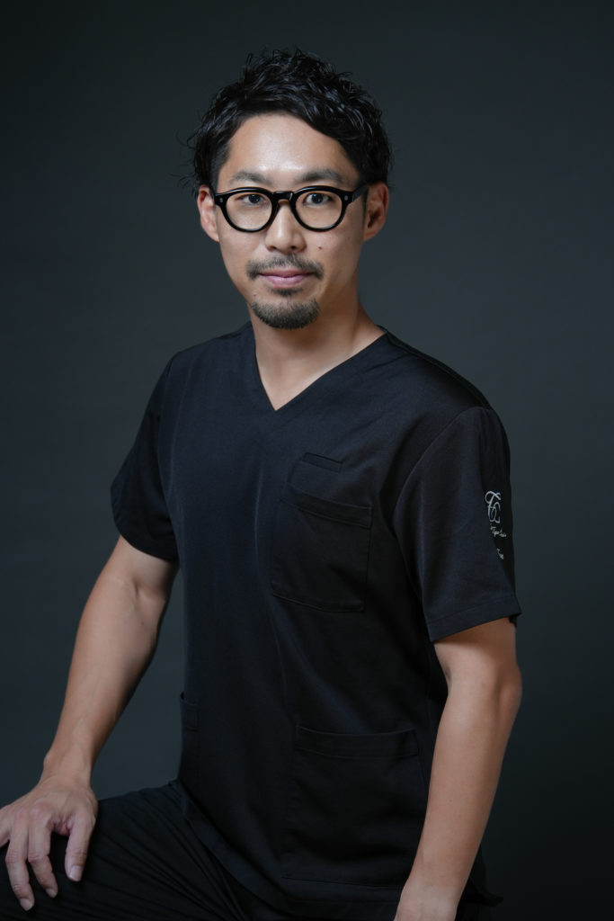 スクラブを着た男性ドクターの写真