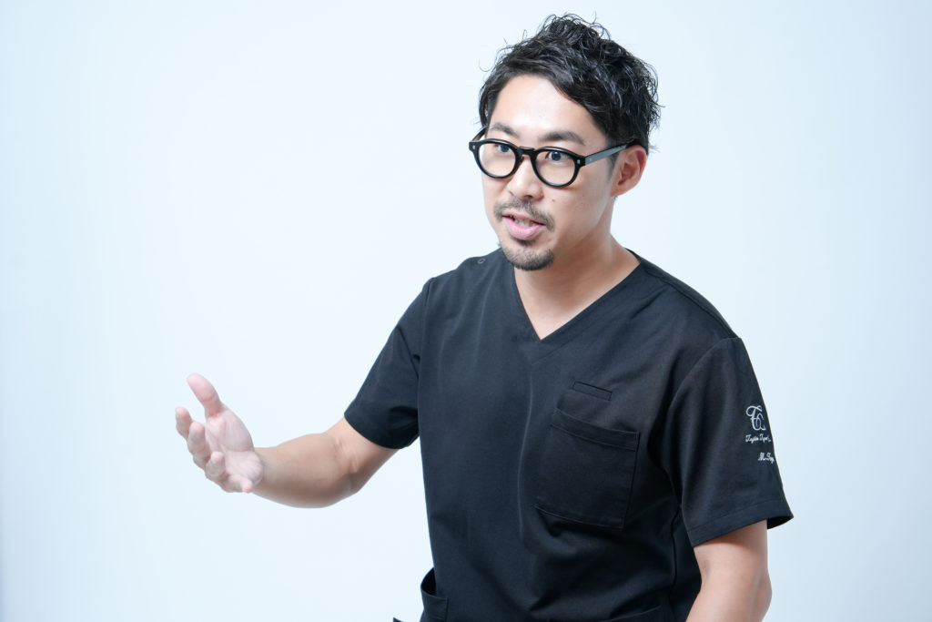 スクラブを着たドクターが話している写真