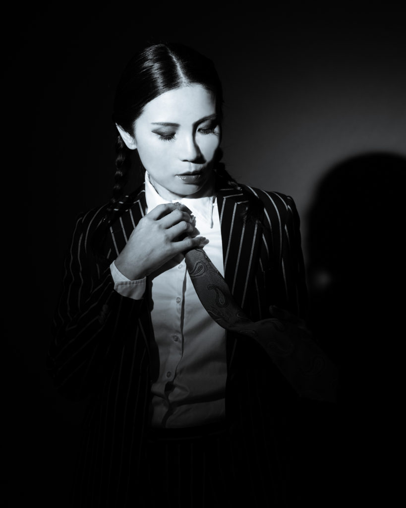 スーツを着た女性のモノクロ写真