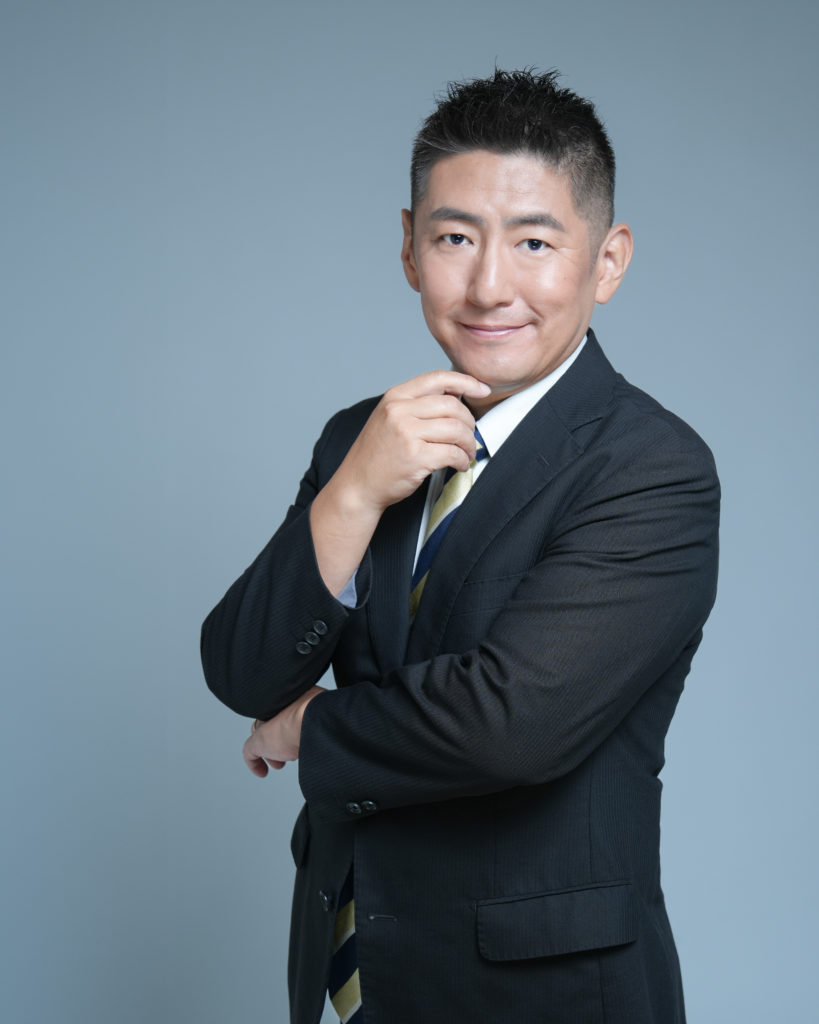 スーツの男性が立っている
