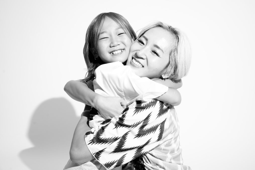 抱き合った親子