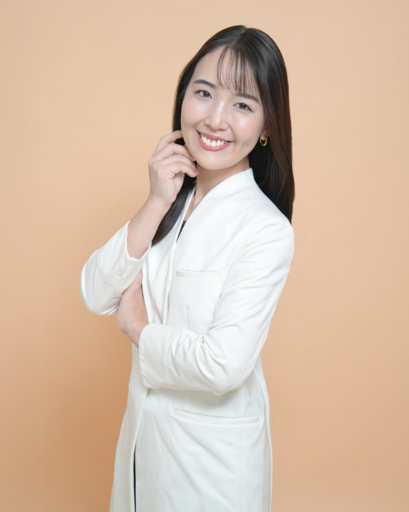 白衣を着て立っている女性