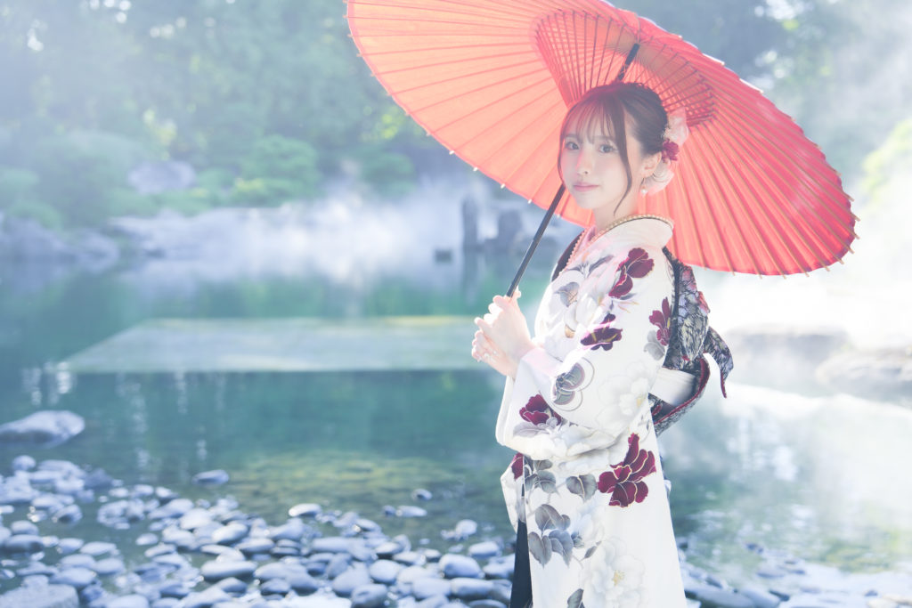 着物を着た女性が立っている
