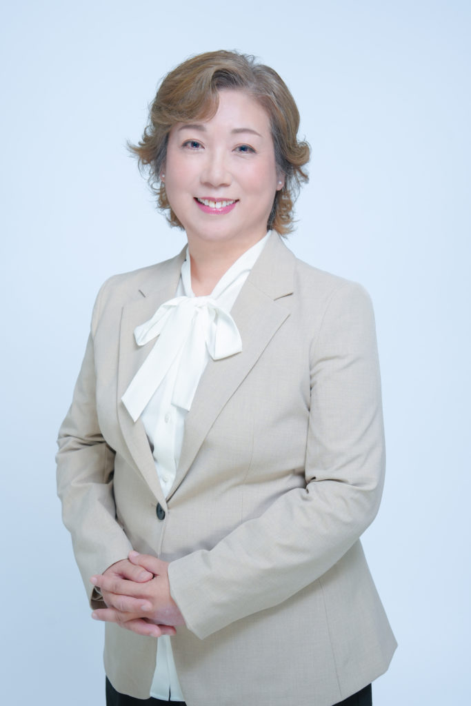 ジャケットを着た女性の写真