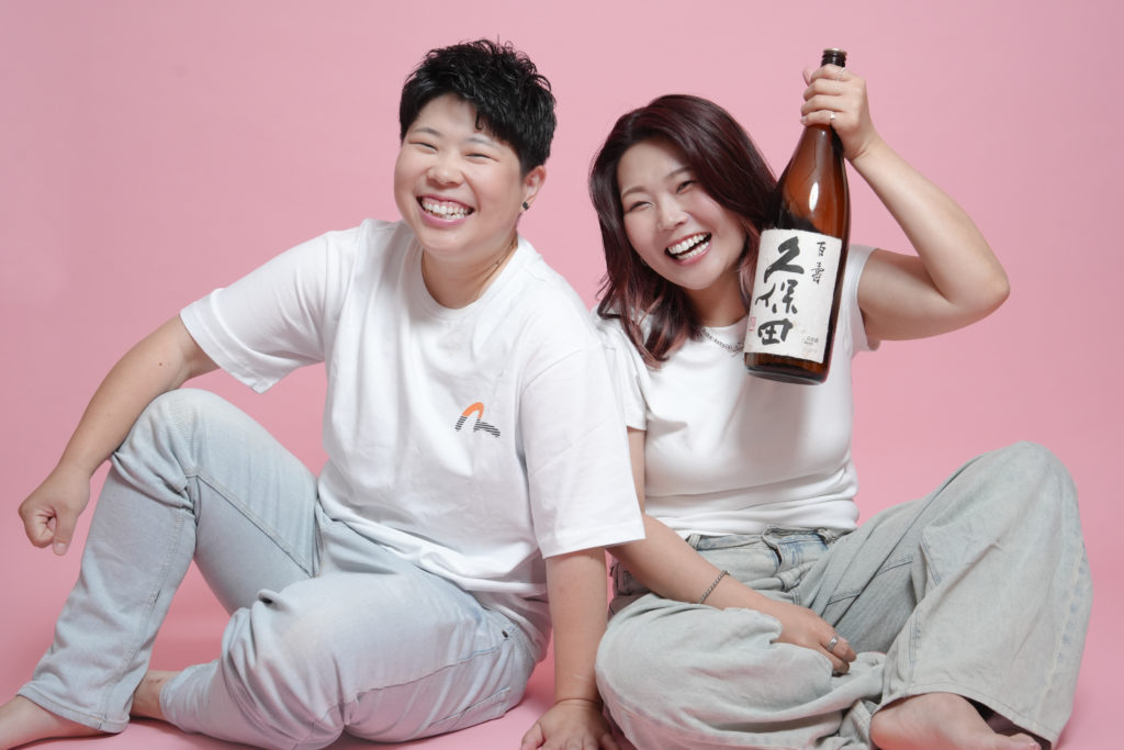 お酒を持った友人同士