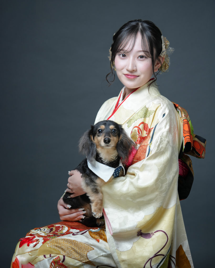 振袖を着た女性が座っている