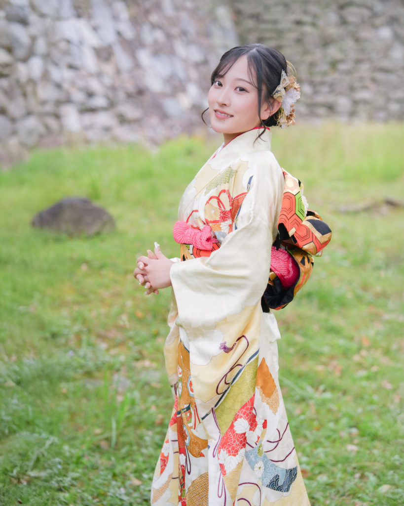 振袖を着た女性が立っている