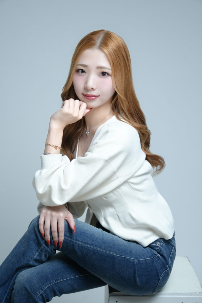 顎に手をかけた女性の写真