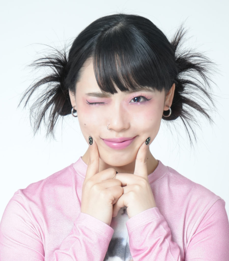 ほっぺに指をあてた女性の写真