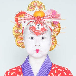 白塗り途中の金髪の女性の写真