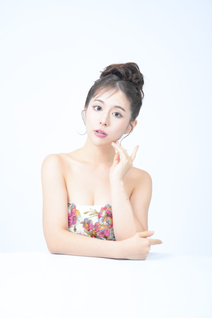 ドレスを着た女性の写真