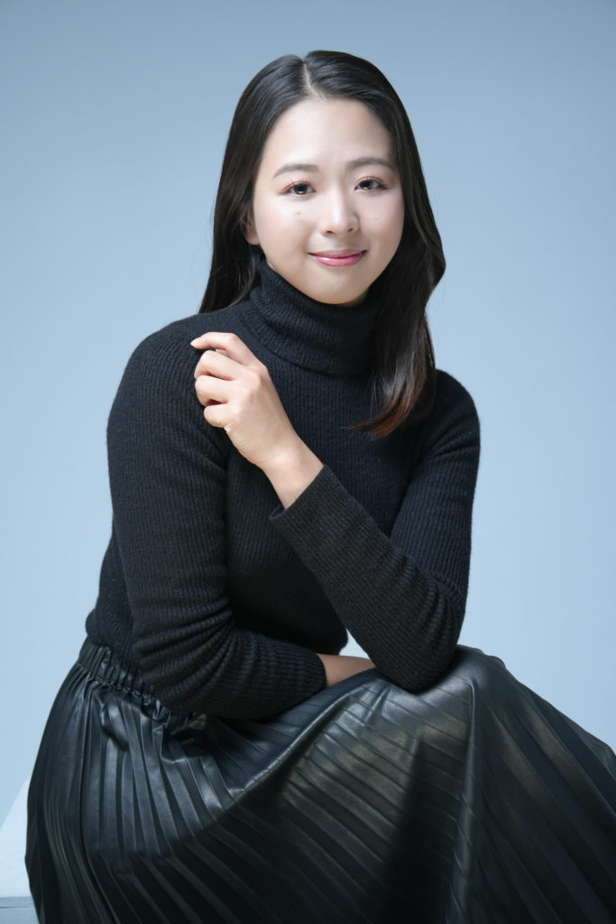 黒のニットを着た女性の写真