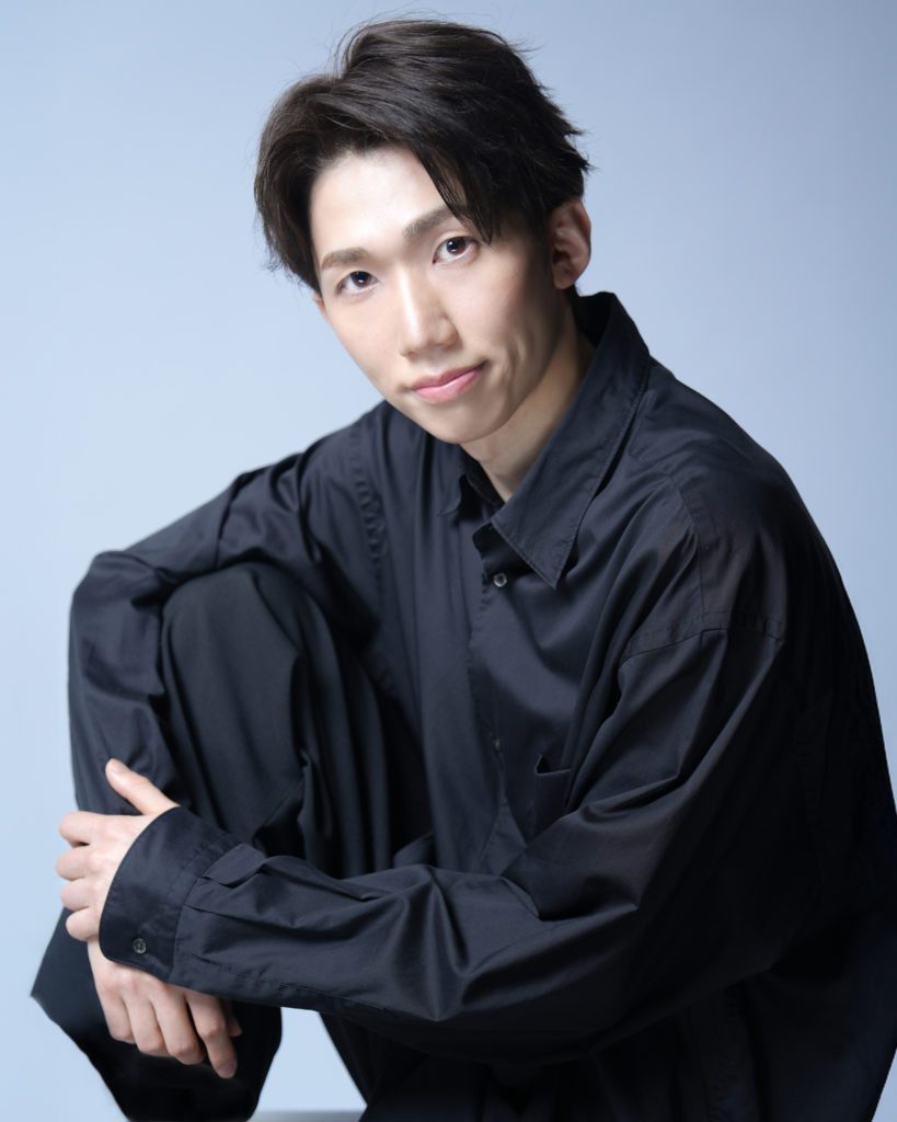 Studio Fictionで撮影した、黒のシャツと黒のズボンを履いた男性のポートレート写真