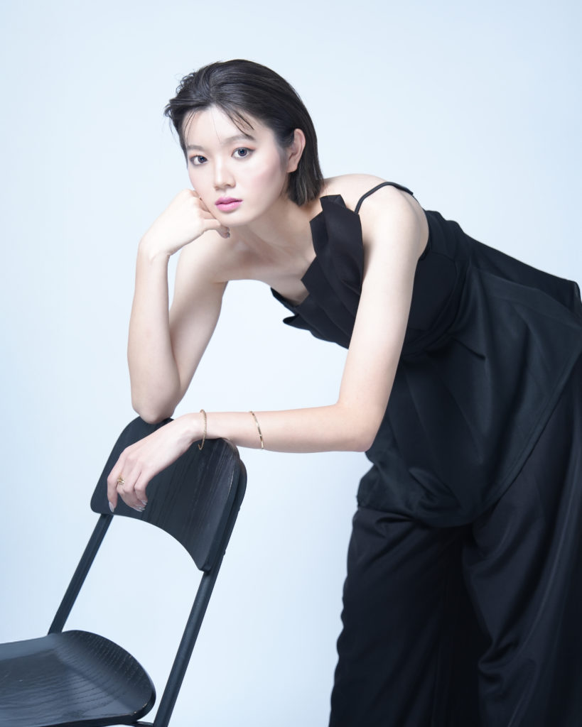 Studio Fictionで撮影した、黒色のドレス姿の女性が椅子に肘をかけた上品なポートレート写真