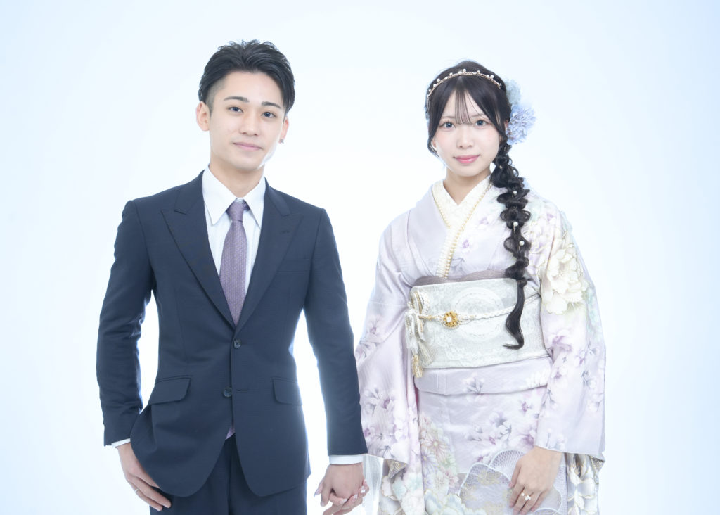 Studio Fictionで撮影した、振袖を着た女性とスーツを着た男性が手を繋いでいる写真