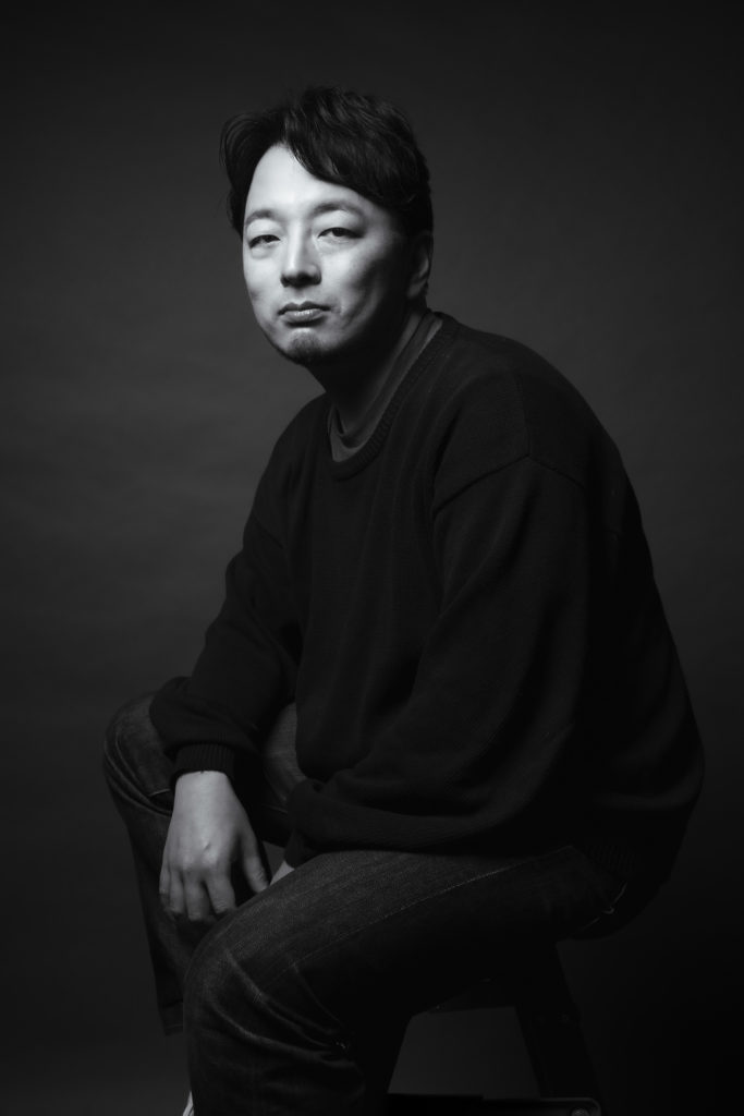 Studio Fictionで撮影した、男性のモノクロの写真