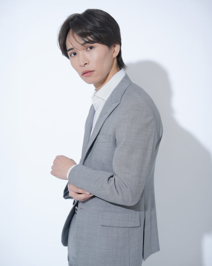 Studio Fictionで撮影した、白色背景でグレーのスーツを着た男性のポートレート写真