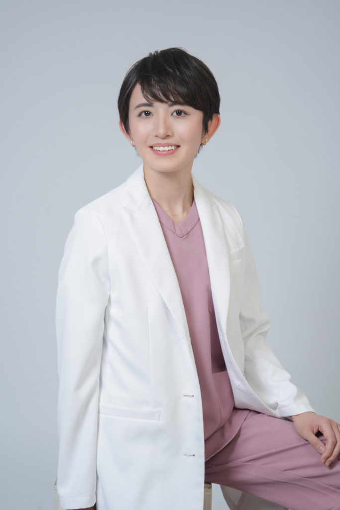Studio Fictionで撮影した、グレー背景で白衣を着たドクターのポートレート写真