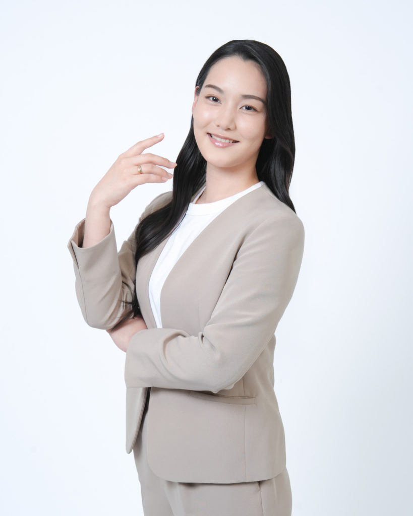 女性が微笑んでいる