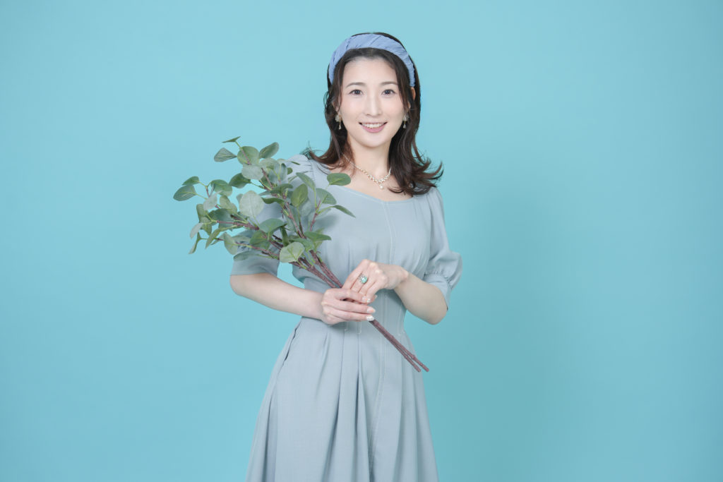花を持った女性が立っている